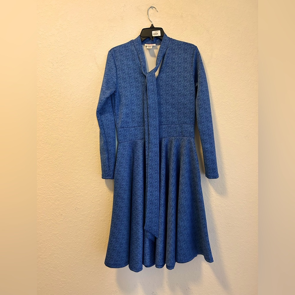 Neck bow tie dress , never worn great professional style.